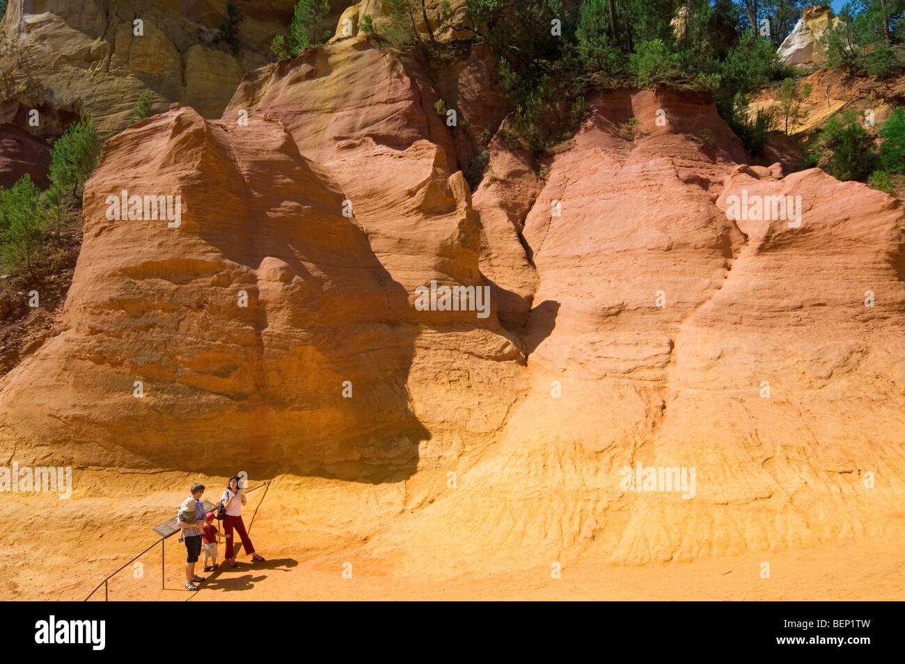 Touristen besuchen die alten Ocker Steinbruch in Roussillon, Vaucluse, Provence-Alpes-Côte d ' Azur, Provence, Frankreich Stockfoto