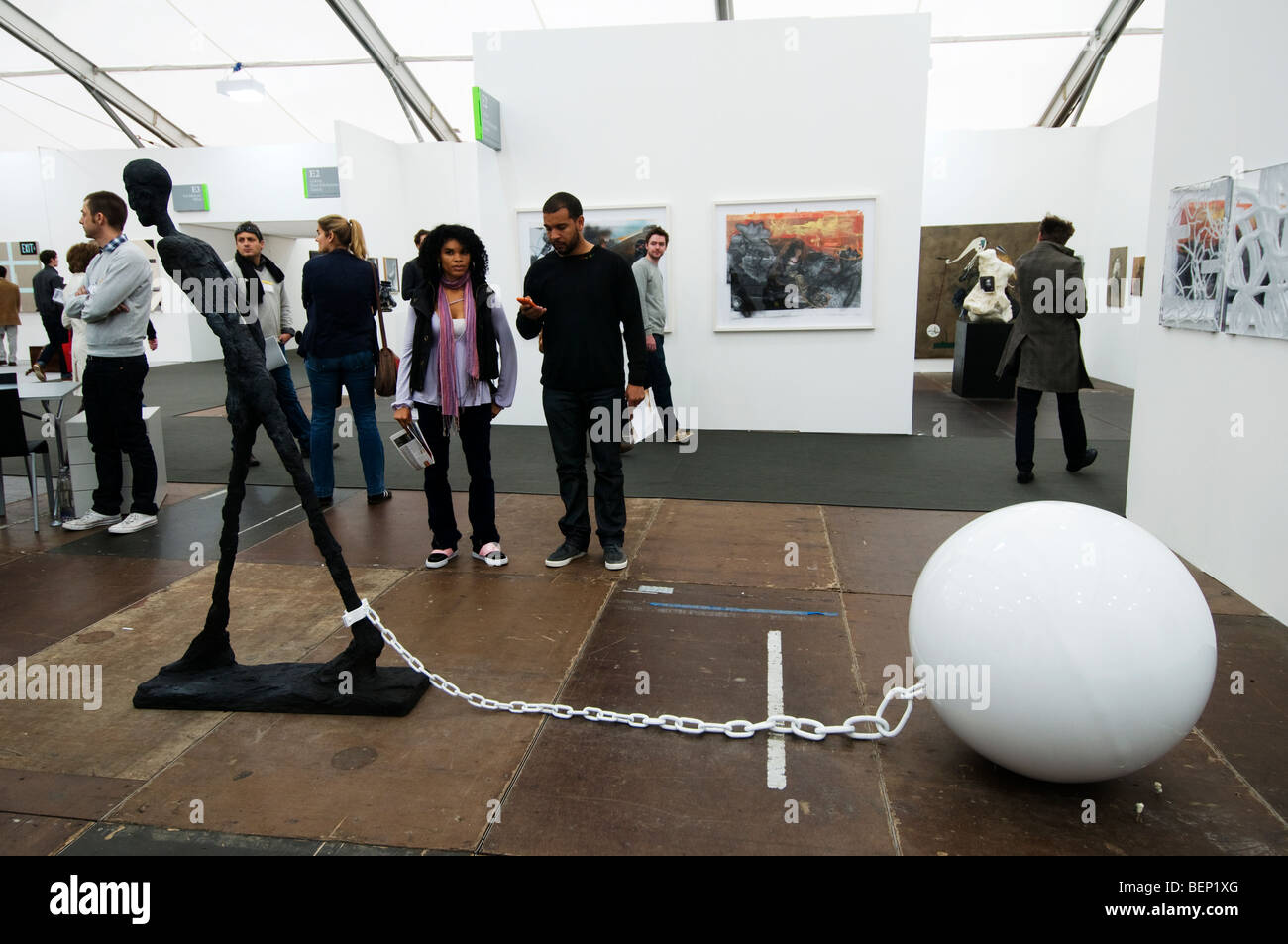 Frieze Art fair 2009. Ausstellung "Walking Man, die gehen nicht" von Elmgreen und Dragset Stockfoto