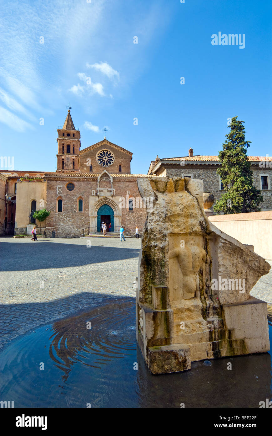 Piazza Trento, Tivoli, Italien, mit der Kirche St. Maria Maggiore Stockfoto