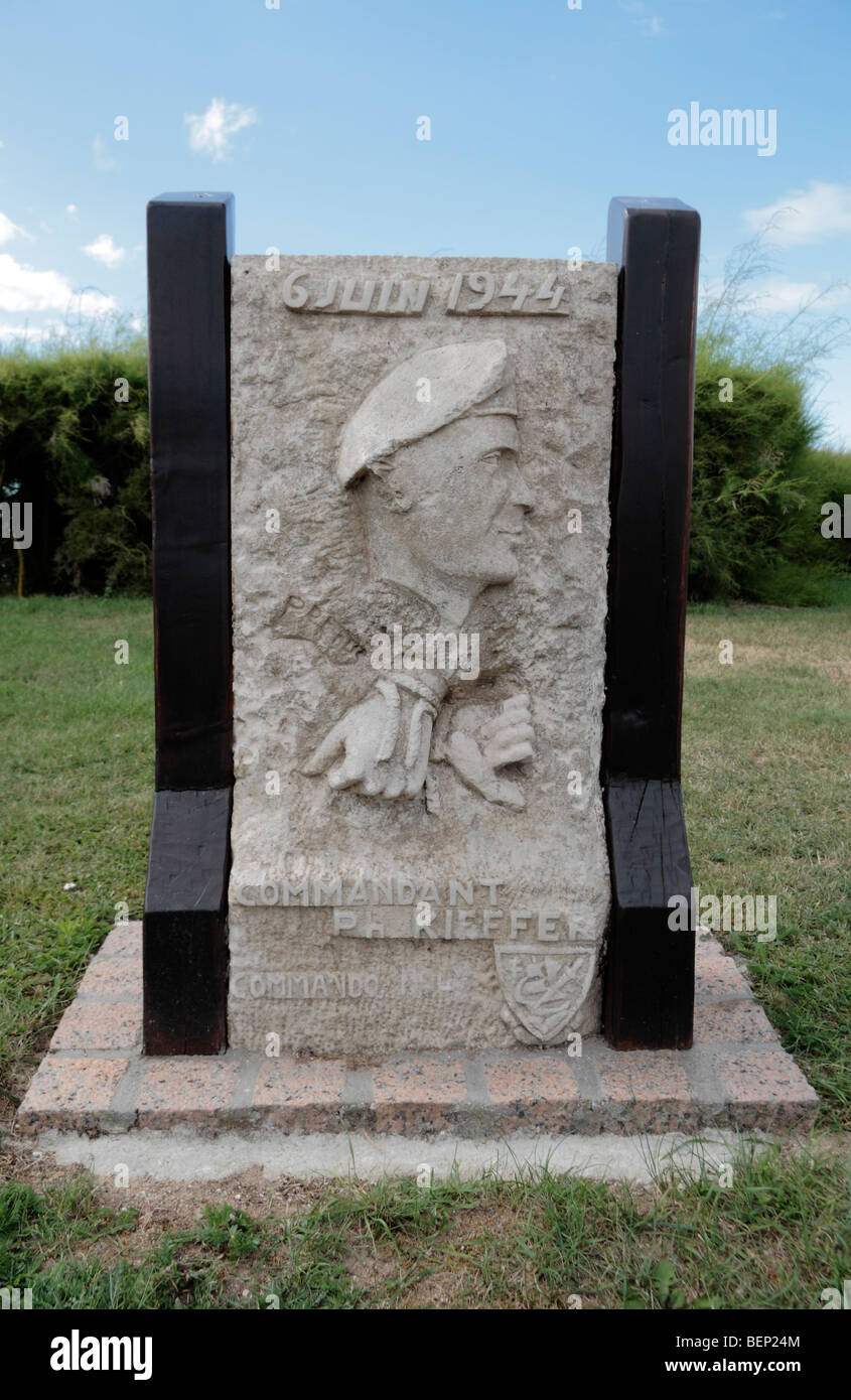 Denkmal für Kommandant Kieffer, neben der Flamme-Denkmal am Sword Beach, Ouistreham, Normandie, Frankreich. Stockfoto