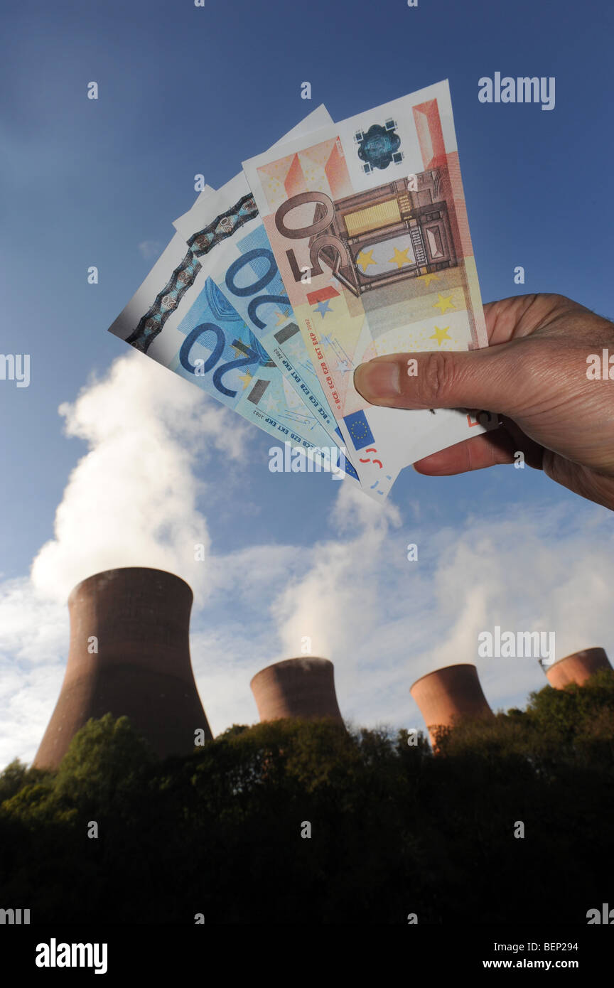 Energie-Preissteigerungen dargestellt mit Euro Geld und Kraftwerk Stockfoto
