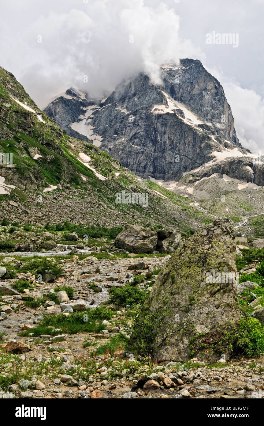 "Ziegel" Berg in Wolken. Westlichen Kaukasus. Republik der Karachaevo-Cherkessiya. Russland Stockfoto