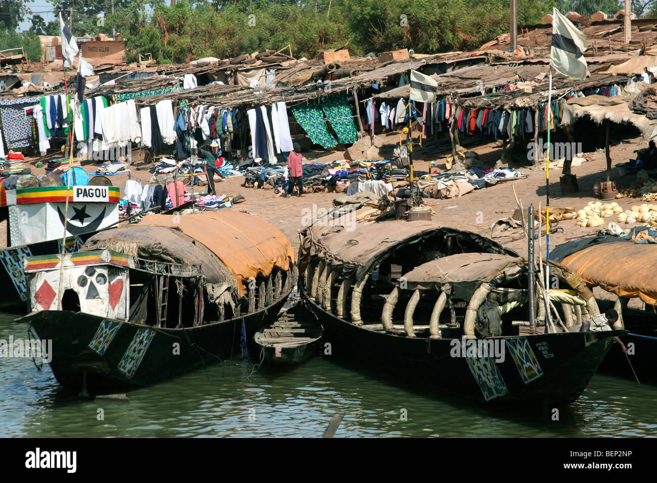 Markt im Hafen von Mopti Bani Fluss in der inneren Nigerdelta, Mali, Westafrika Stockfoto