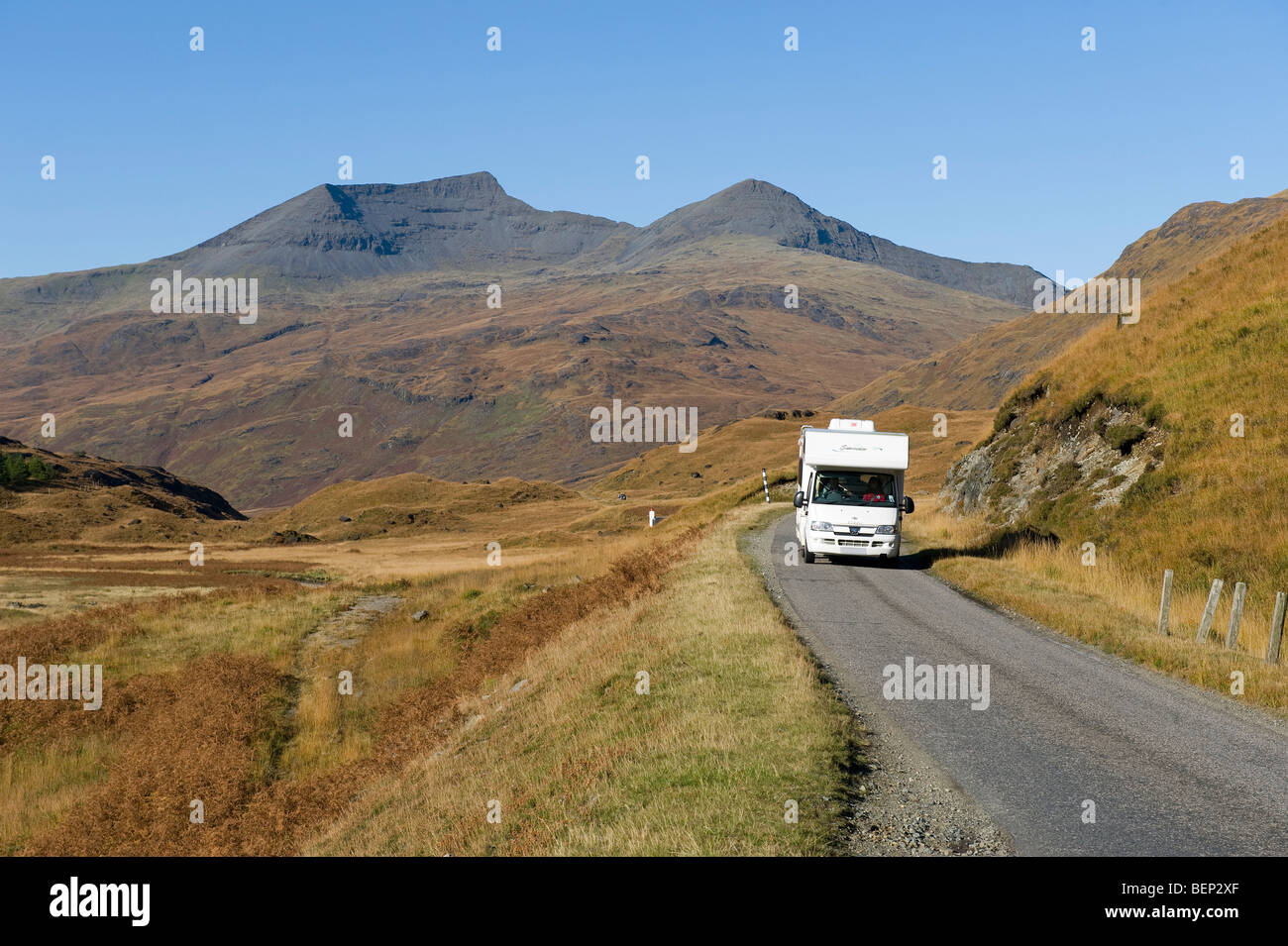 Wohnmobil auf Road, Glen mehr, Isle of Mull, Schottland Stockfoto