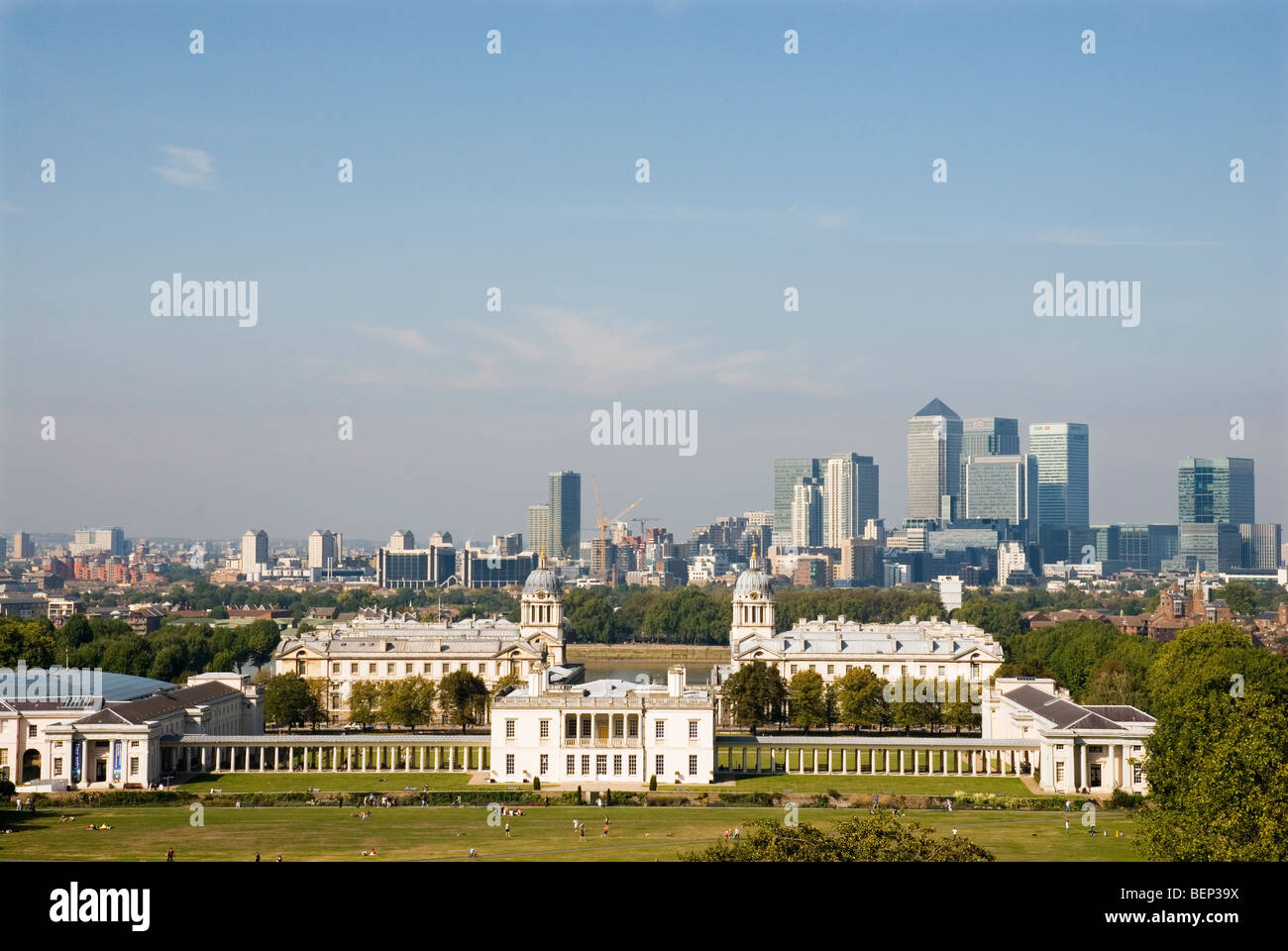 Blick vom Greenwich Park, das National Maritime Museum mit der Queens House und das Royal Naval College, Canary Wharf hinter Stockfoto