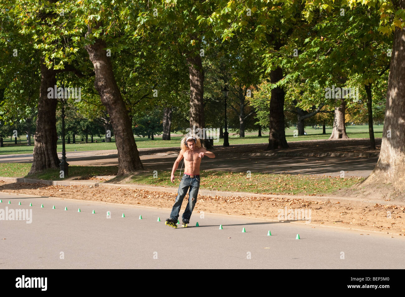 Mann Rollerskating in Hyde Park, London, Westminster, SW1 Stockfoto
