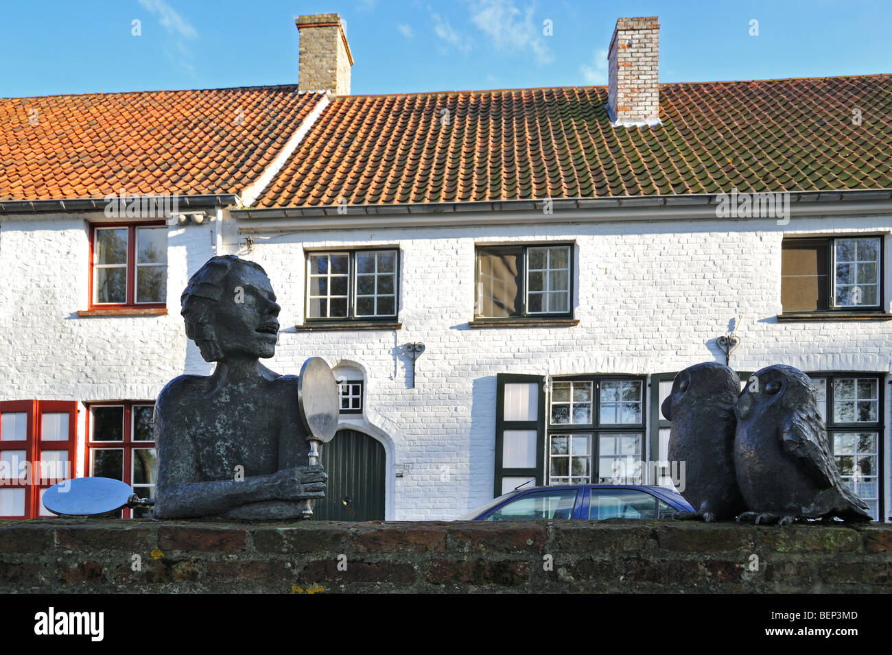Skulptur der Gruppe über Tijl Uilenspiegelmuseum / Till Eulenspiegel gemacht von Jef Claerhout in der Stadt Damme, West-Flandern, Belgien Stockfoto