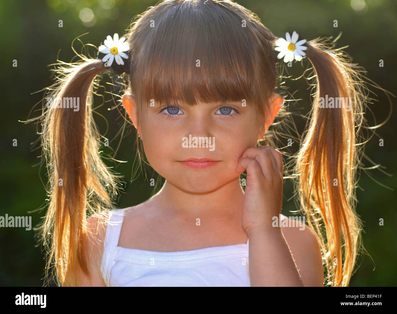 Porträt von Beautiful Girl Zopf und Daisy Blume Stockfoto