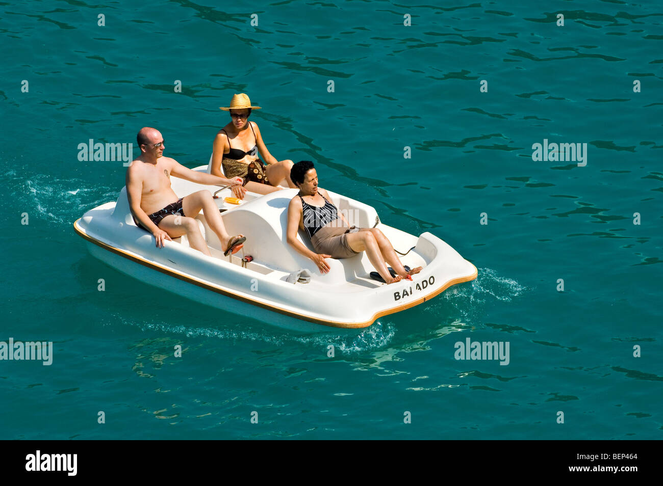 Ältere Touristen in Badekleidung im Tretboot auf dem See in den Sommerferien an einem heißen Tag Stockfoto
