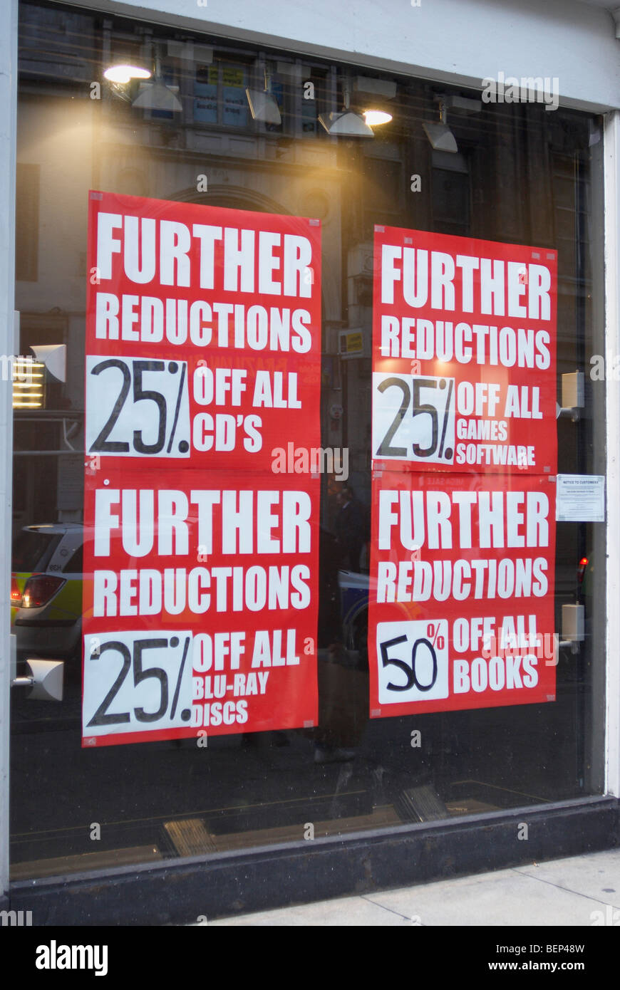 Schließung der Zeichen im vorderen Schaufenster Stockfoto