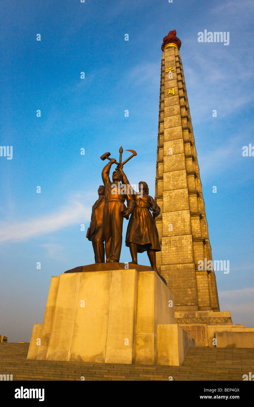 Turm der Juche-Ideologie und Statuen, Pjöngjang, Nordkorea Stockfoto