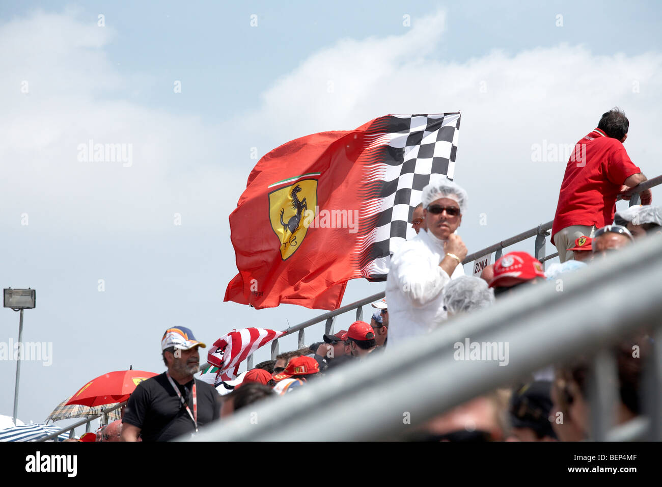 Ferrari-Fans in den Stand am Circuit de Catalunya Barcelona fliegen einen Ferrari Flagge Grand Prix 2009 Stockfoto