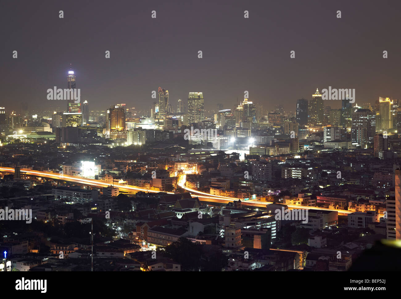 Bangkok Skyline bei Nacht vom Fluss Chao Phraya. Thailand Stockfoto