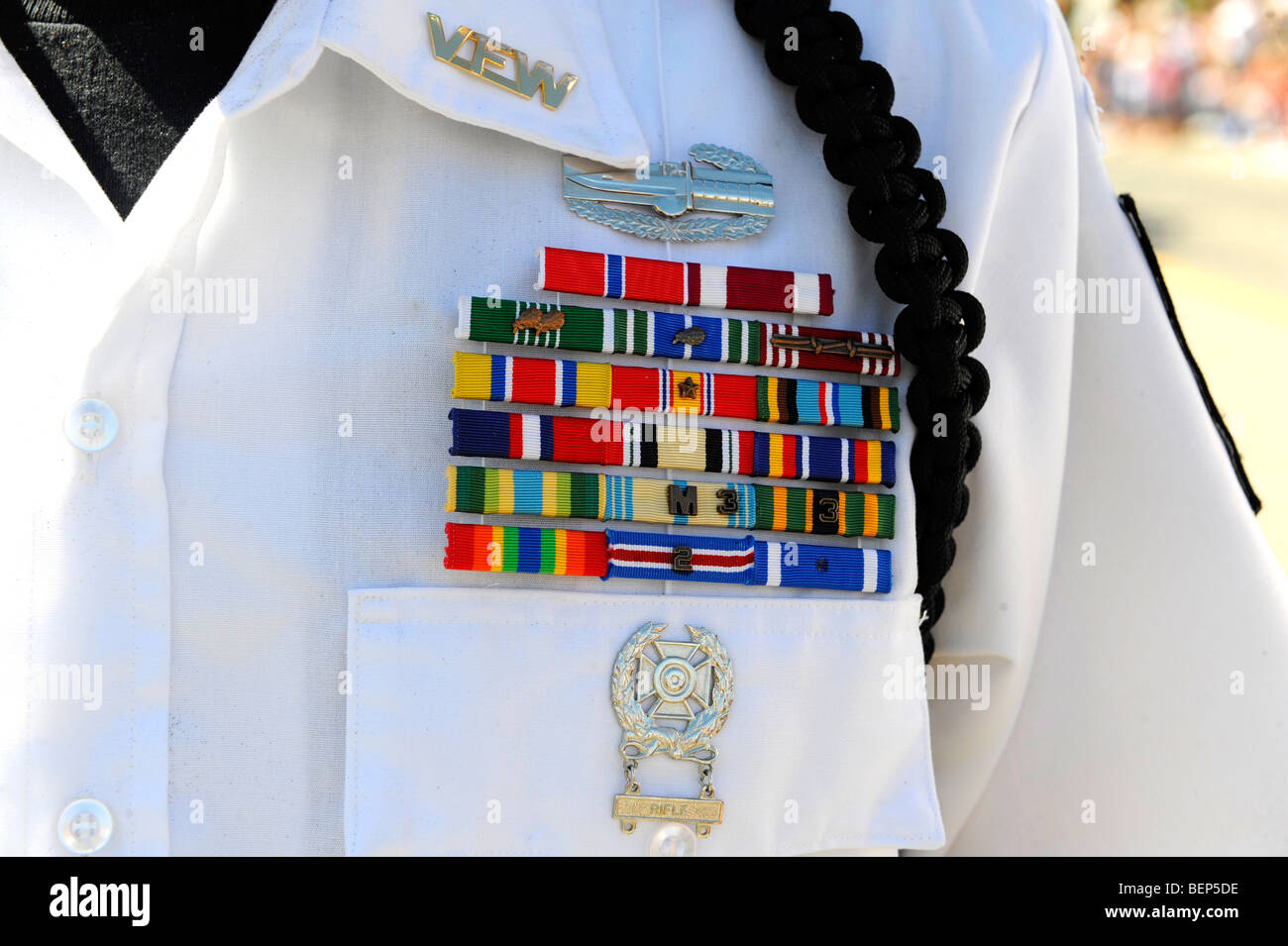 Uniformierte Veteranen tragen Auszeichnungen und Medaillen Marching in Parade Ehrenwache mit Flaggen Stockfoto