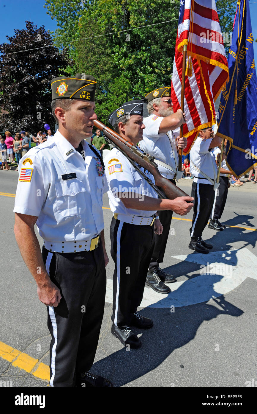 Uniformierte Veteranen marschieren in Parade Ehrenwache mit Flaggen Stockfoto
