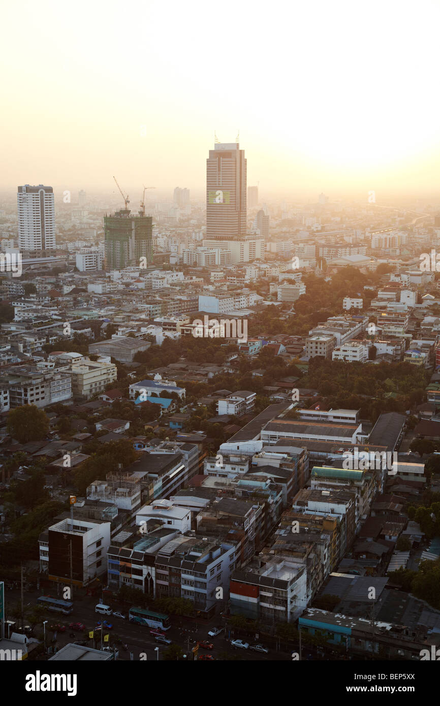 Bangkok Skyline bei Sonnenuntergang vom Fluss Chao Phraya. Thailand Stockfoto