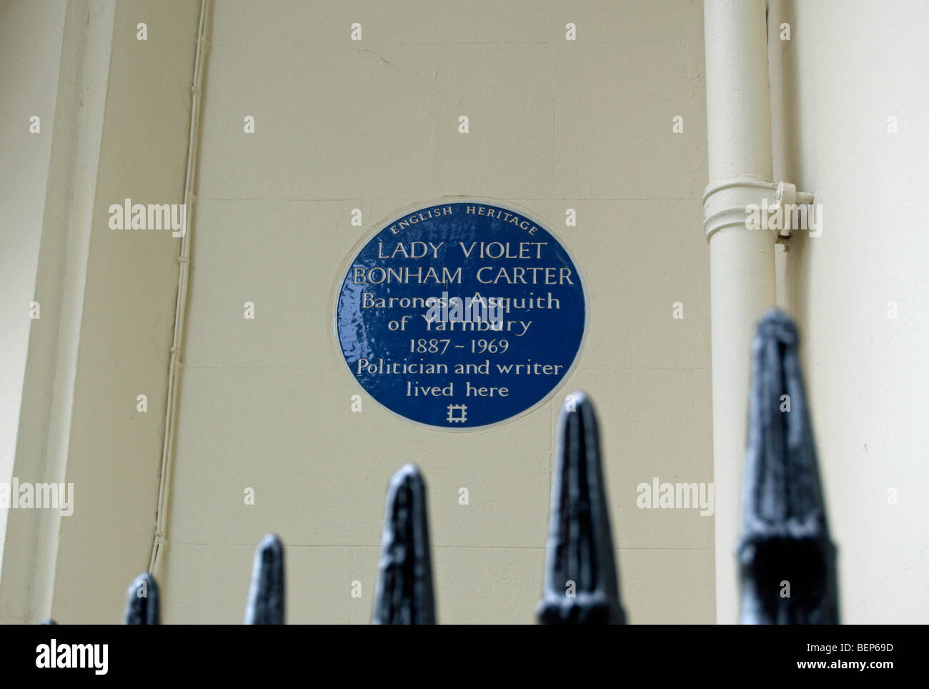 Englisches Erbe blaue Plakette Kennzeichnung einer ehemaligen Wohnhaus von Lady Violet Bonham Carter, in Gloucester quadratisch, London, england Stockfoto