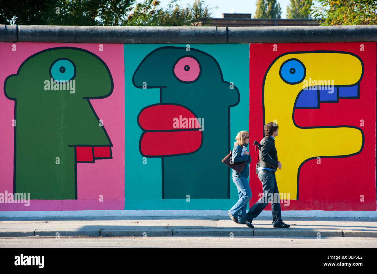 Wandbilder gemalt auf Berliner Mauer an der East Side Gallery in Friedrichshain Berlin Deutschland Stockfoto