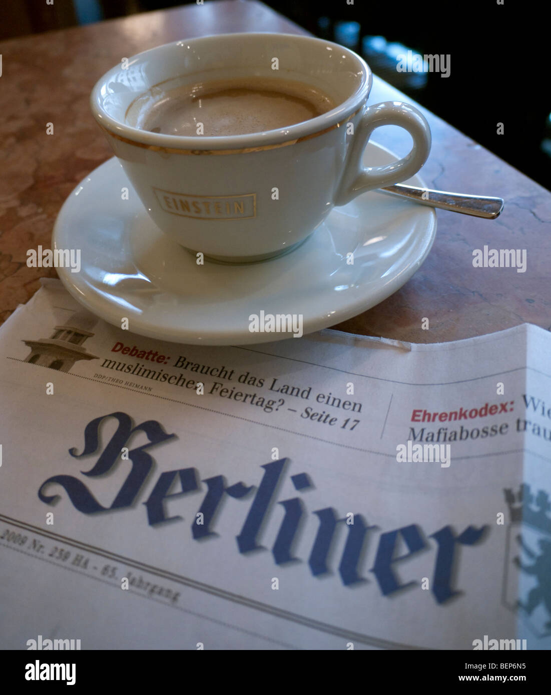 Detail der Berliner Zeitung und eine Tasse Kaffee im berühmten Café Einstein auf Unter Den Linden in Berlin Stockfoto