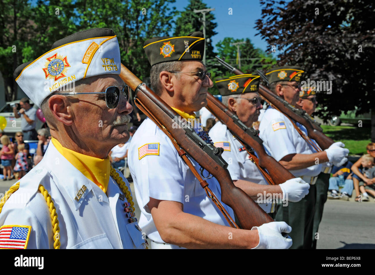 Uniformierte Veteranen marschieren in Parade Ehrenwache mit Flaggen Stockfoto