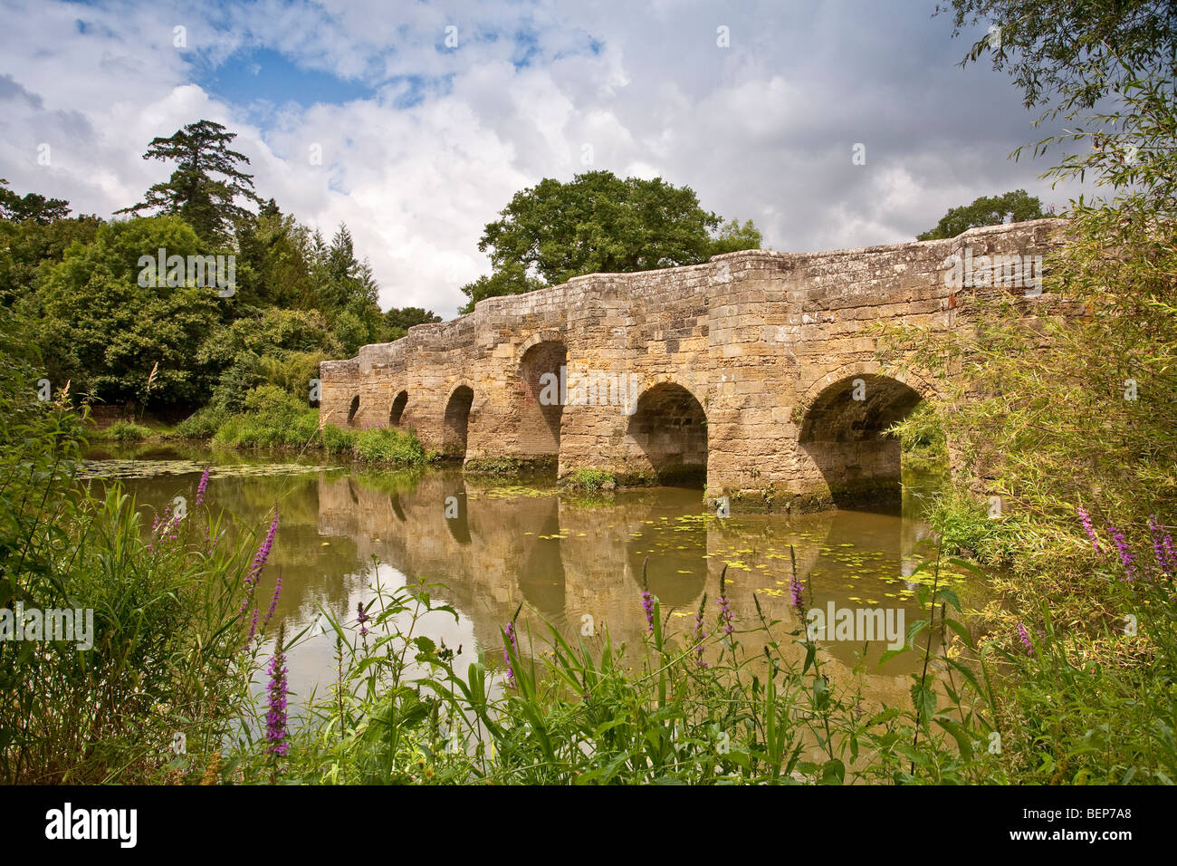 Alte Stopham-Brücke über den Fluss Arun nahe Pulborough West Sussex England Stockfoto