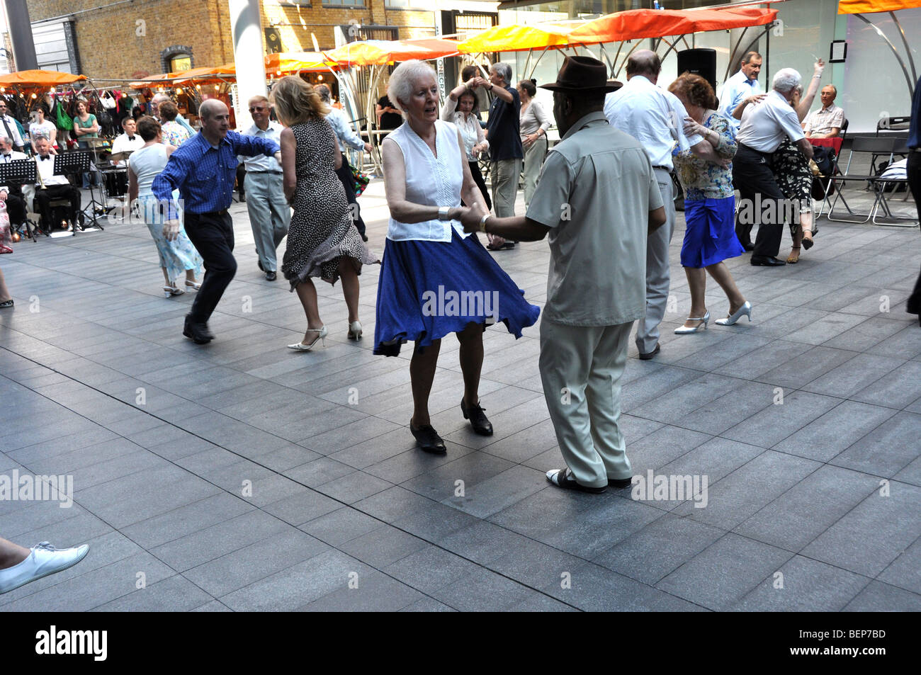 Tagsüber in Spitalfields Market London England tanzen Stockfoto