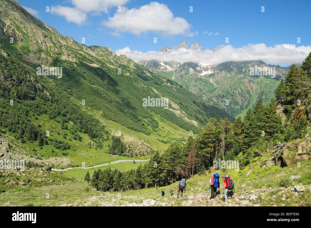 Reisende, die durch Aktyube River Valley trekking. Westlichen Kaukasus. Republik der Karachaevo-Cherkessiya. Russland Stockfoto