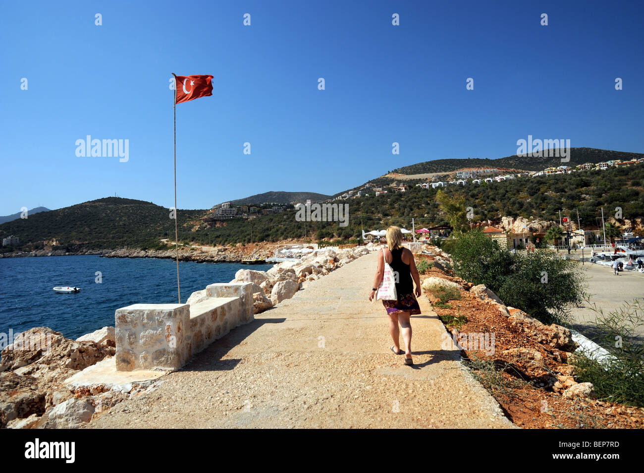 Eine Frau geht auf den Hafen-Arm in die Bucht von kalkan Stockfoto