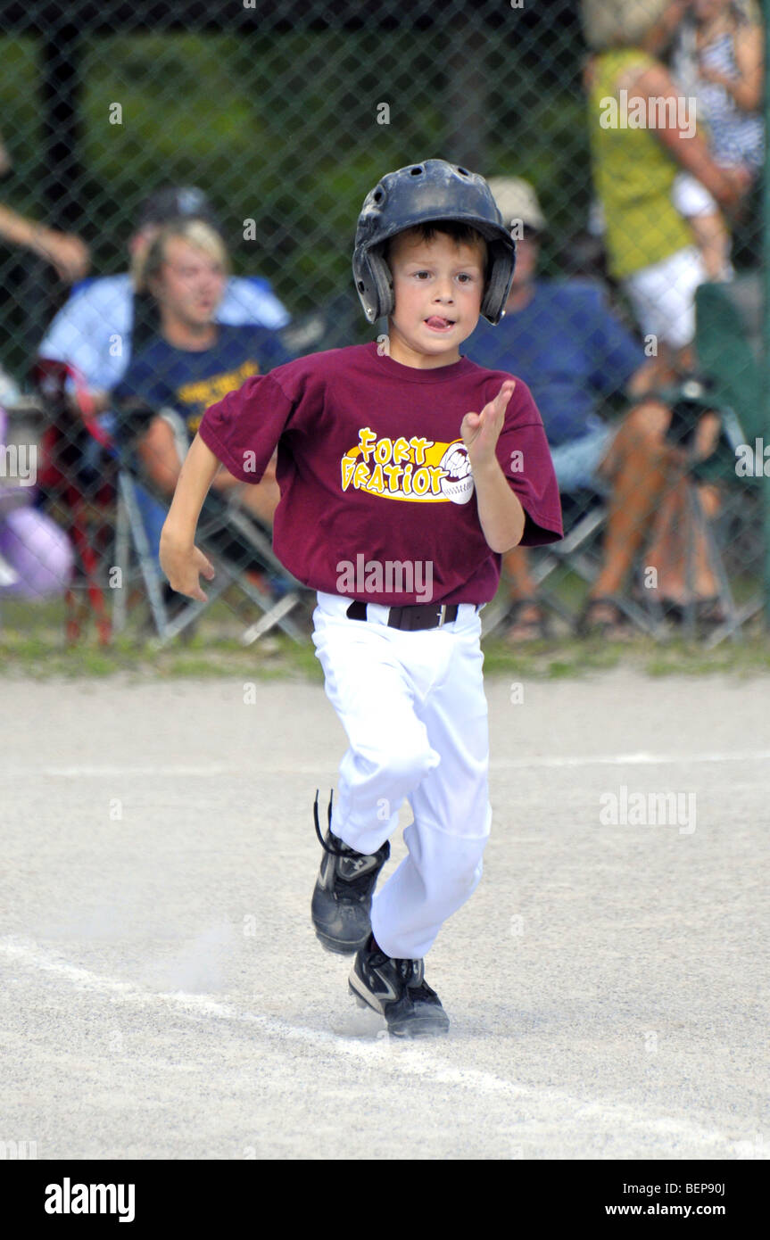 Little League Baseball Aktion mit 8 und 9 Jahre alten Spielern Stockfoto