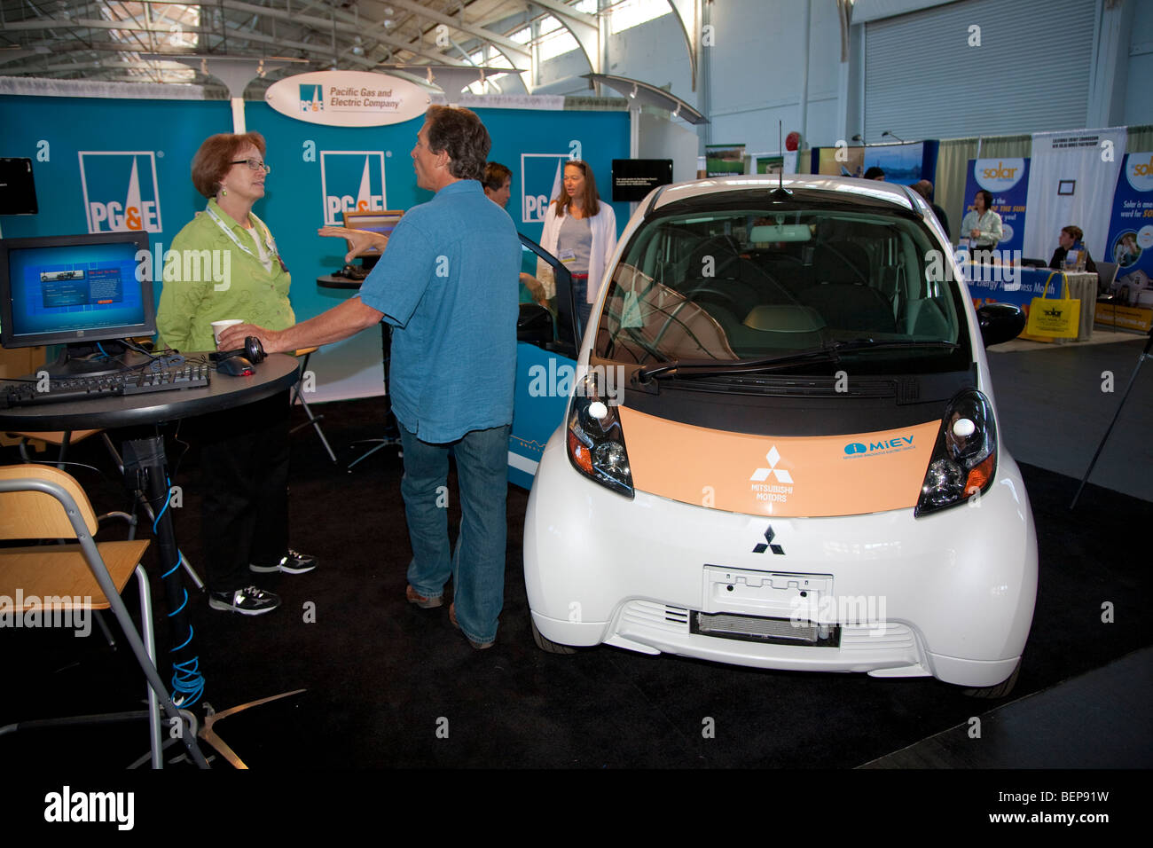 MiEV Mitsubishi Innovative Electric Vehicle, auf dem Display an der Westküste grün, Kalifornien. PG & E Elektrofahrzeug-Projekt. Stockfoto