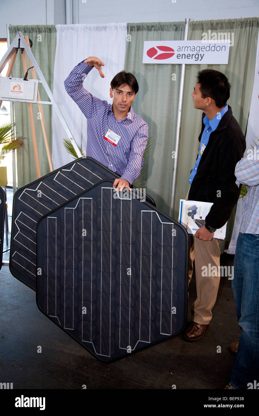 Dmitry Dimov Co-Founder und CTO von Armageddon Energy, Inc. erläutert ihre SolarClover auf dem Dach Solar-Panel-System. Stockfoto