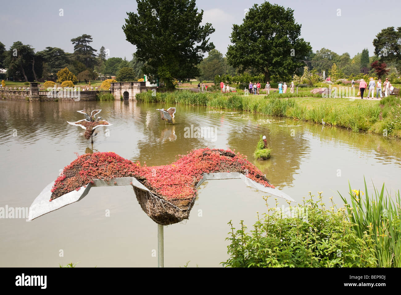 Schwan Skulptur in Trentham Gardens See, Stoke-on-Trent, Staffordshire, England Stockfoto