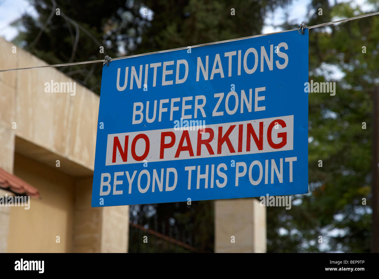 kein Parkplatz-Schild am Sperrgebiet von der UN-Pufferzone im grünen Trennlinie zwischen Nord und Süd Zypern in Nikosia lefkosia Stockfoto