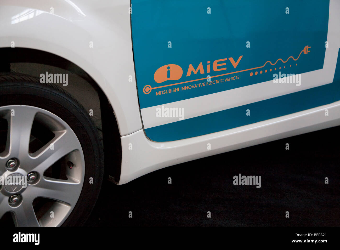 MiEV Mitsubishi Innovative Electric Vehicle, auf dem Display an der Westküste grün, Kalifornien. PG & E Elektrofahrzeug-Projekt. Stockfoto