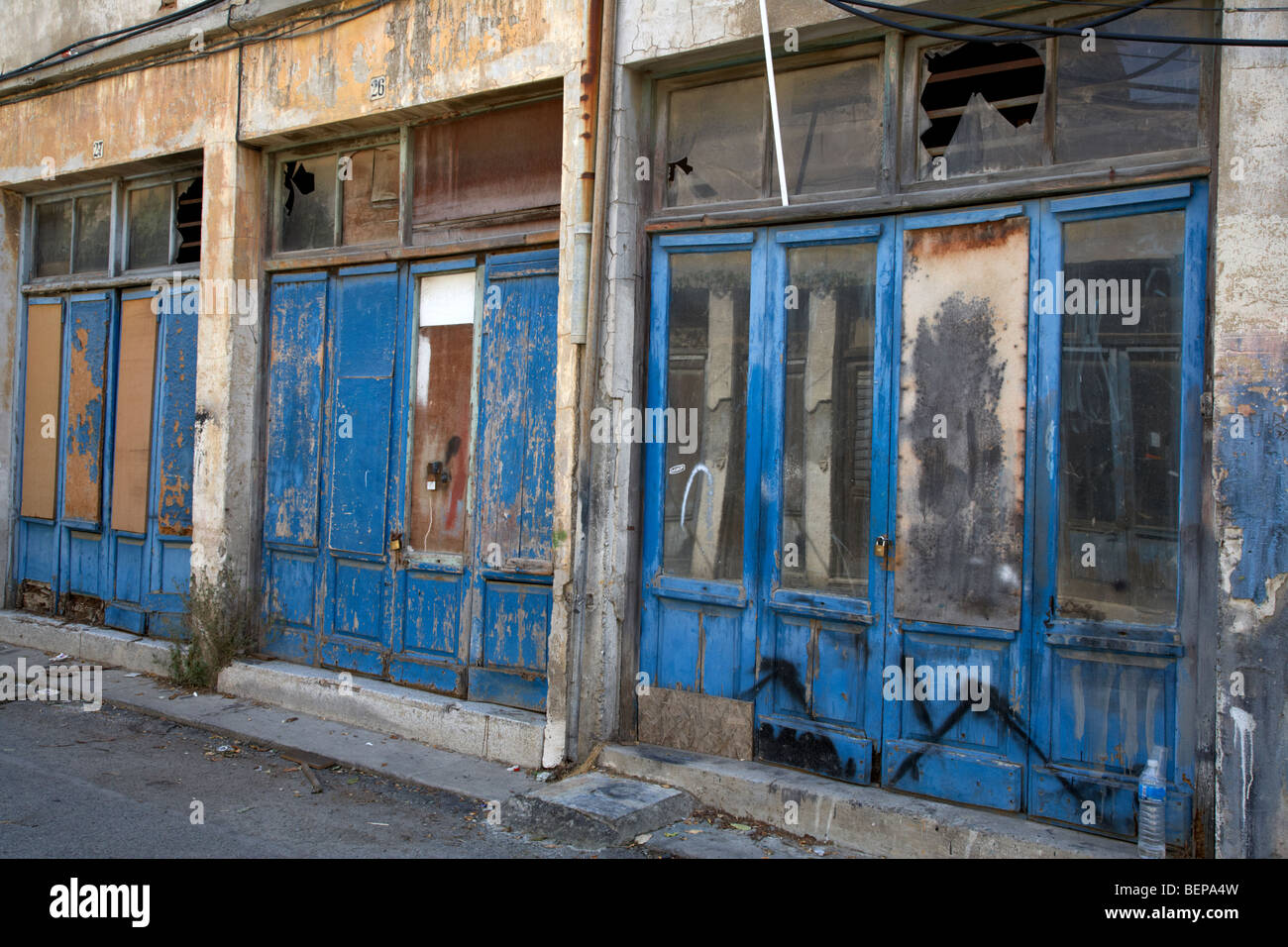 verlassenen griechischen zypriotischen Shopfronts neben Sperrgebiet von der UN-Pufferzone in der grünen Linie, Zypern Stockfoto