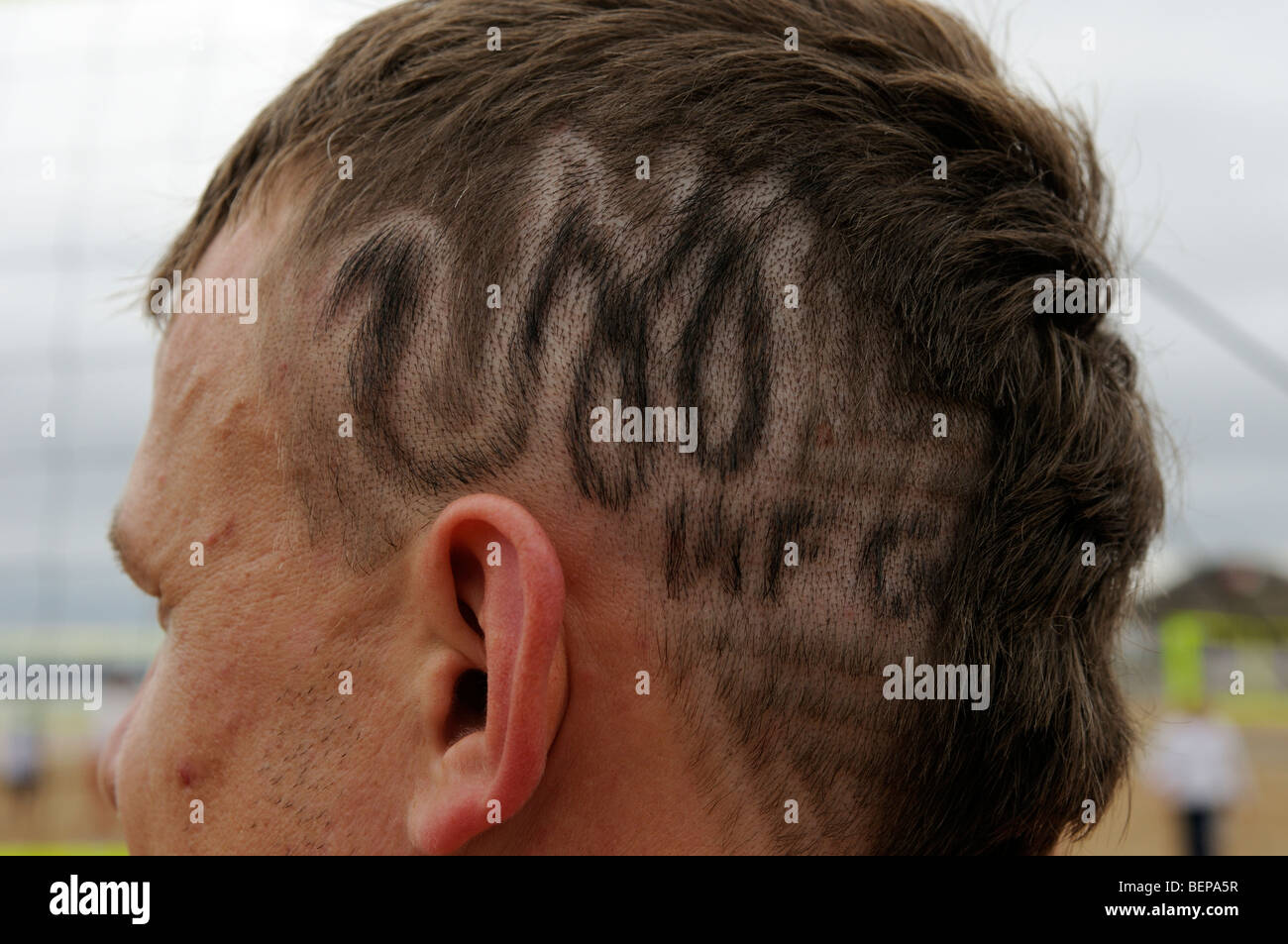 Männchen mit Logo ins Haar WFG rasiert Stockfoto