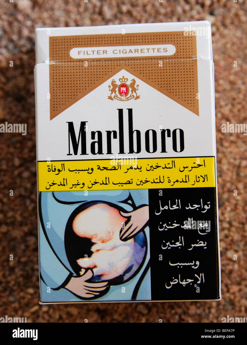 Eine Gesundheitswarnung in arabischer Sprache auf eine Packung Marlboro Zigaretten Stockfoto