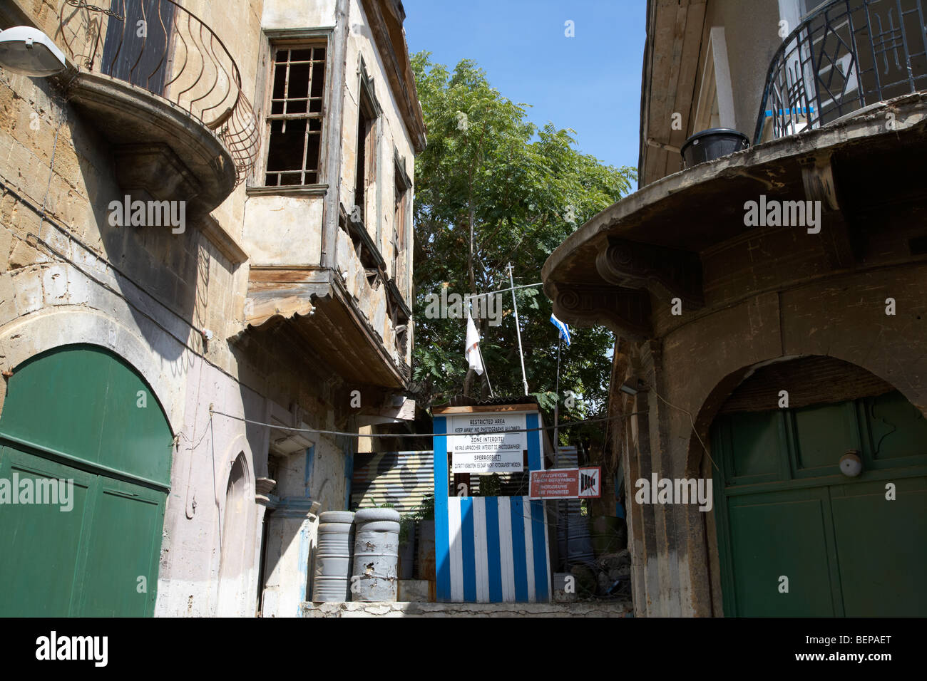 griechischen zypriotischen militärische Lage mit Blick auf Sperrgebiet von der UN-Pufferzone in der grünen Linie, Zypern Stockfoto