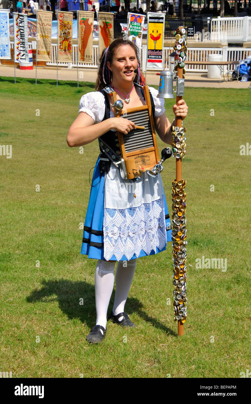 Sängerin in deutschen Tracht auf dem Oktoberfest in Addison, Texas, USA Stockfoto