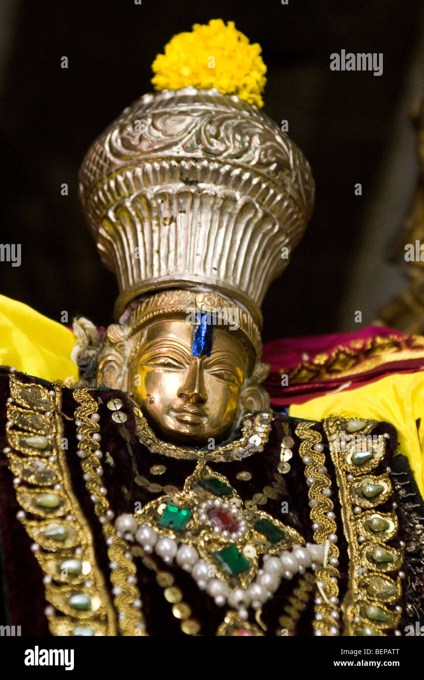 Eine Hindu-Gottheit ist gekleidet und geschmückt. Verband der Gottheit tritt in die Sanctum Sanctorum Hindu-Tempel. Stockfoto