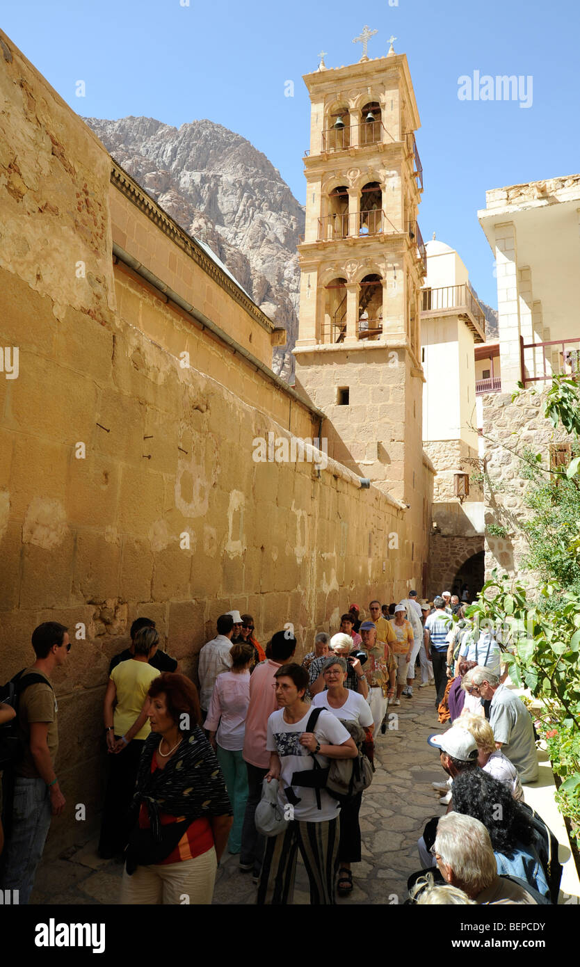 Touristen in St. Catherines Kloster in Sinai Ägypten Stockfoto