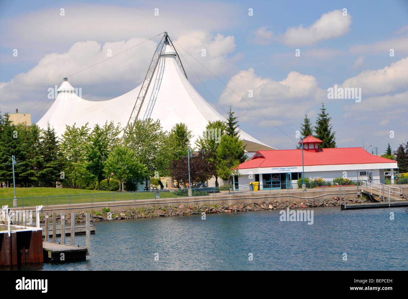 Zelt-Pavillon in Roberta Bondar Park entlang St. Marys River Sault Ste Marie Ontario Kanada Stockfoto