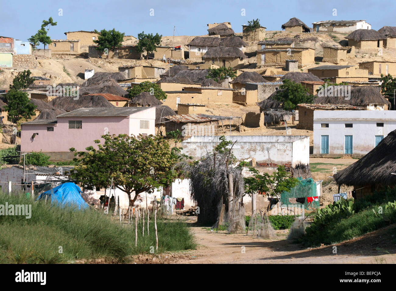 Backsteinhäuser in Dorf in Angola, Südafrika Stockfoto