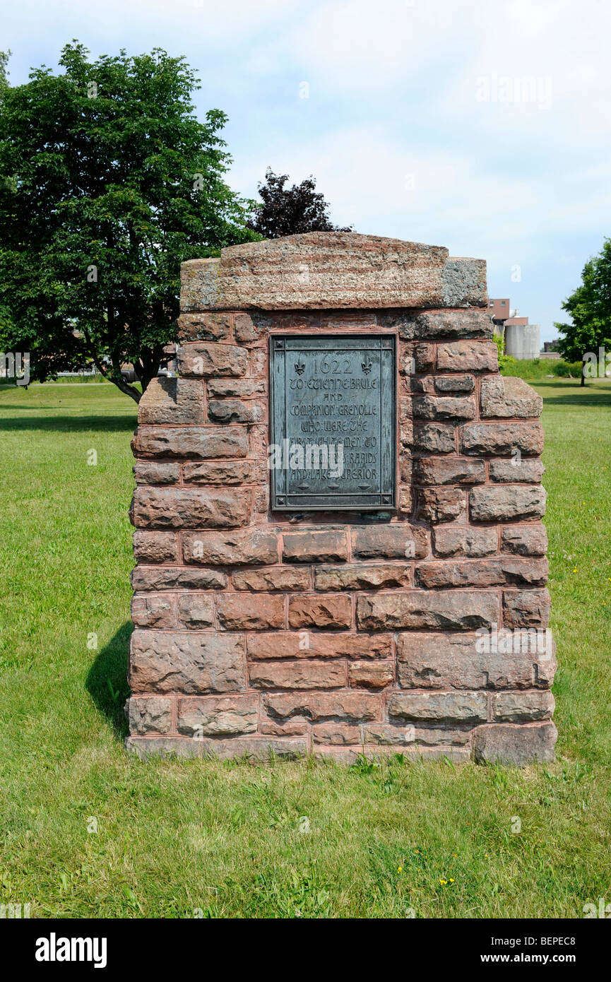 Denkmal zu Ehren der ersten weißen Männer um zu sehen, die Marienkirche Rapids Sault Ste Marie Ontario Kanada Stockfoto