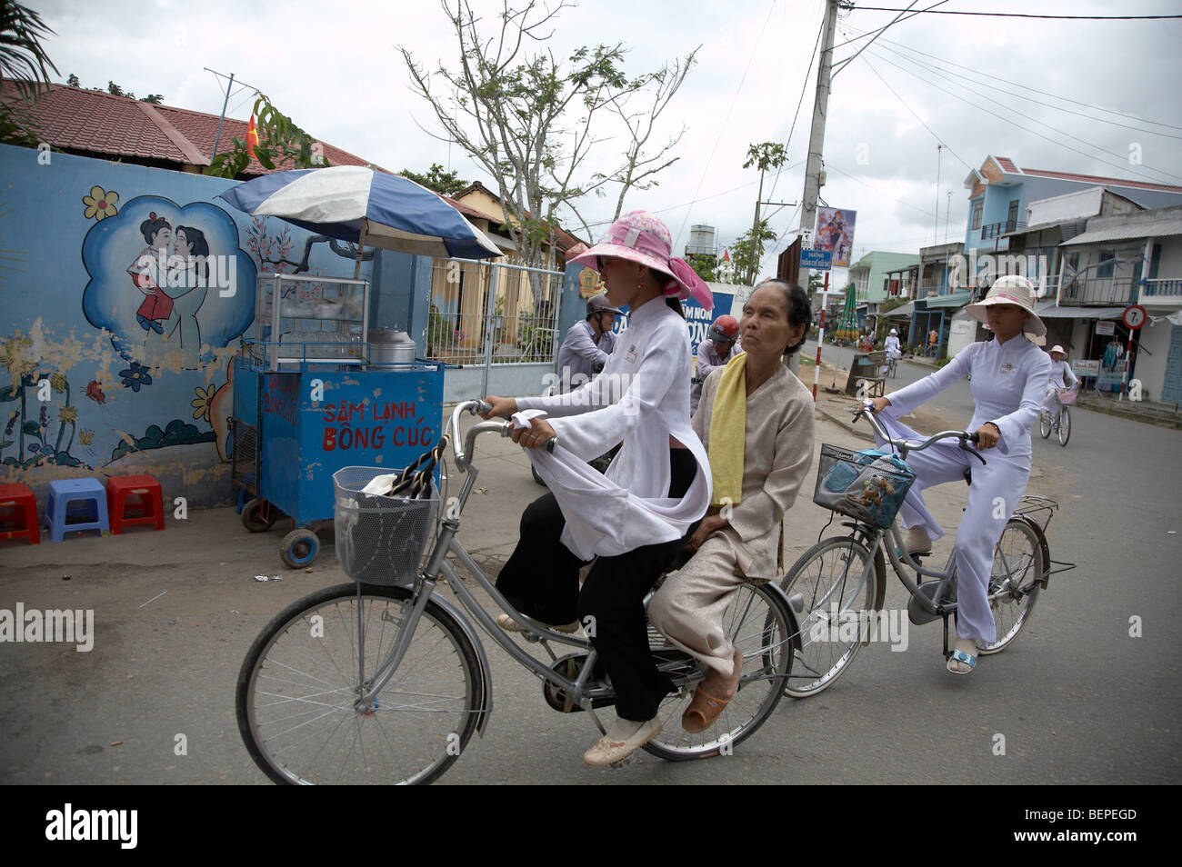 VIETNAM Mädchen reiten zur Schule bei Tra On, Vinh Long. Foto von Sean Sprague 2008 Stockfoto