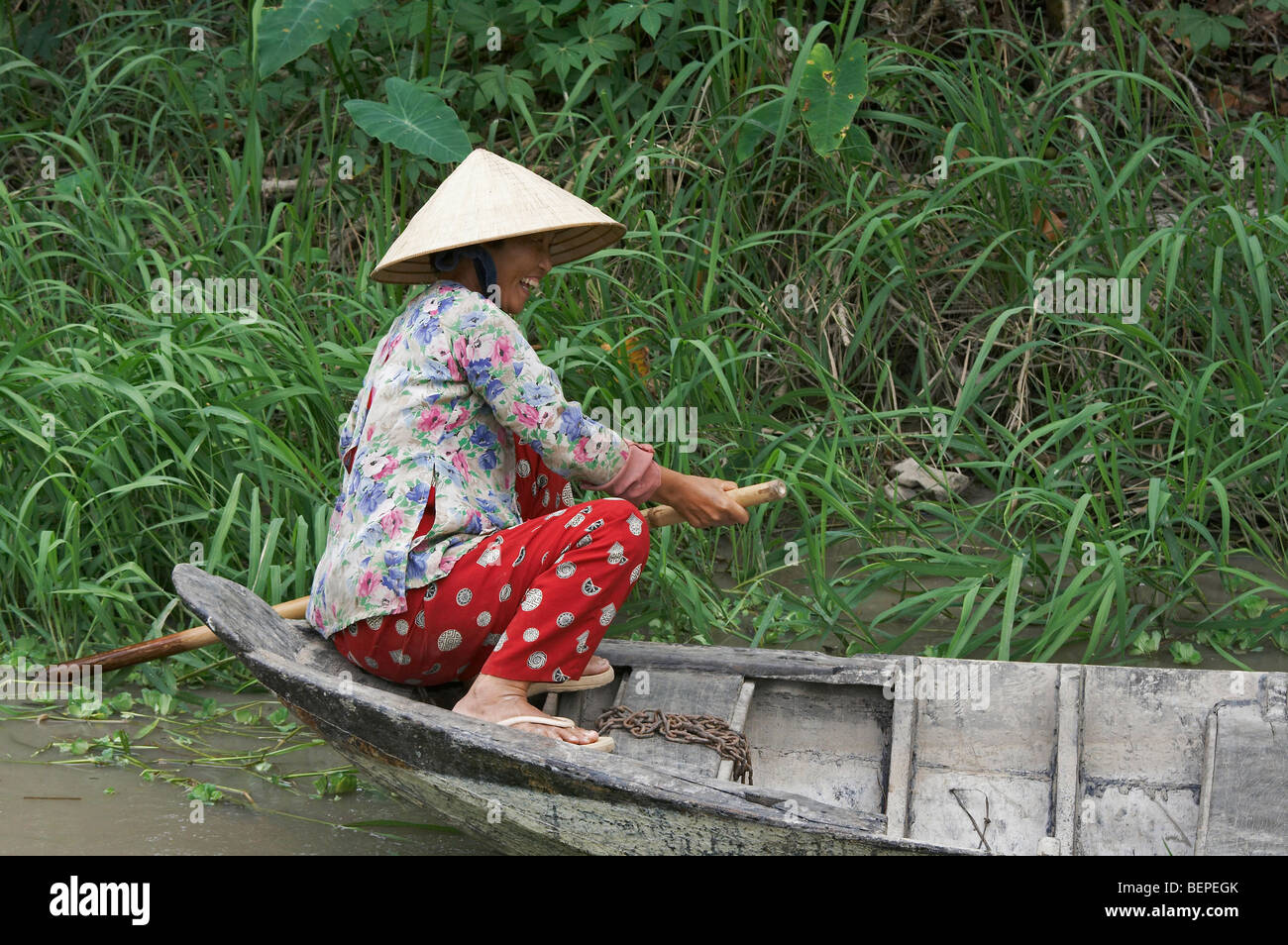 VIETNAM-Szene in Vinh Long: Frau paddeln Boot auf den Backwaters. Foto von Sean Sprague 2008 Stockfoto