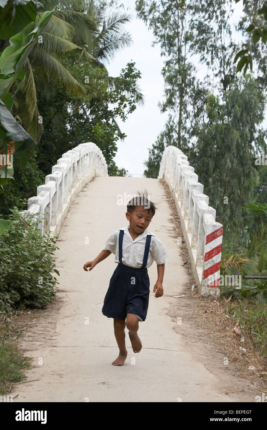 VIETNAM Hoa Binh-Gemeinde in der Provinz Vinh Long. Brücke über den Fluss. Stockfoto