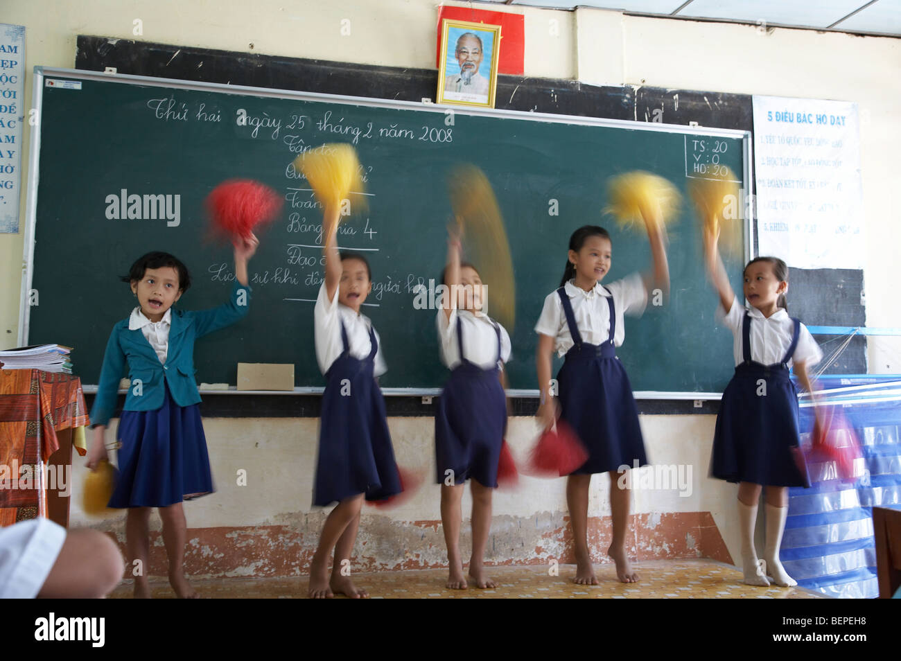 VIETNAM Hoa Binh-Grundschule in Provinz Vinh Long. Kinder in der Schule cheerleading Praxis. SEAN SPRAGUE Foto Stockfoto
