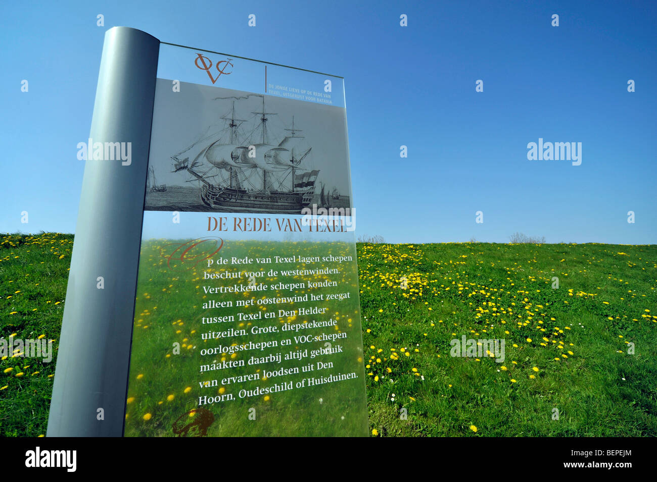 Informationstafel am Deich entlang dem Dorf Oudeschild, Texel, Niederlande Stockfoto