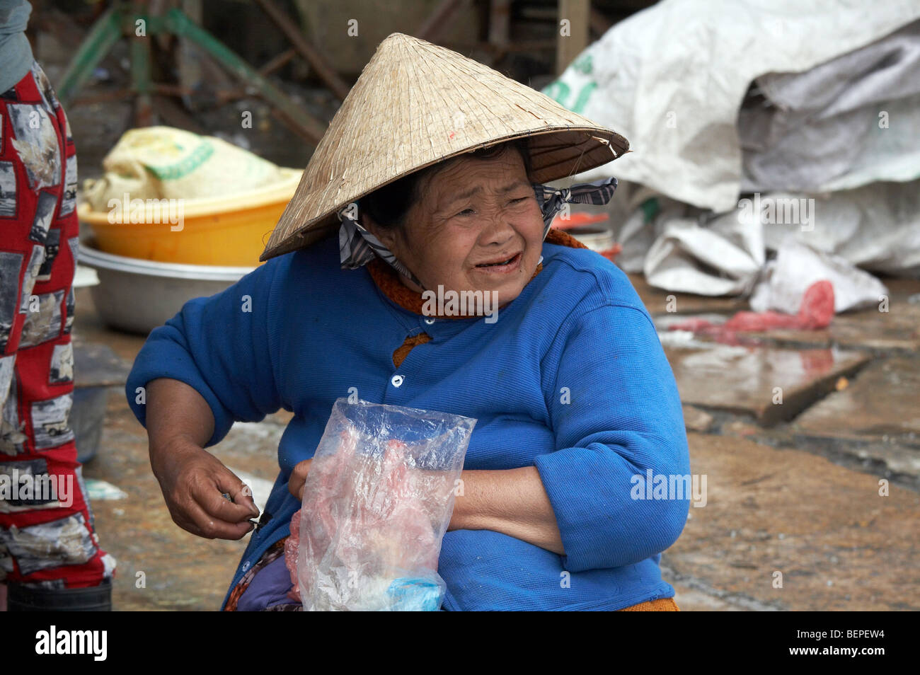 VIETNAM-Frau arbeitet auf dem Markt zu Hoi An. Foto: SEAN SPRAGUE Stockfoto